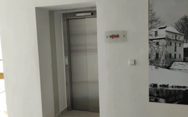 FOTO: Výtah na jihlavském magistrátu už zase jezdí. Výměna po třiceti letech trvala přesně měsíc