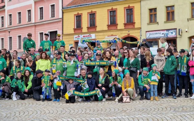 Fanoušci zorganizovali pochod Dačicemi.