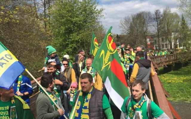 Fanoušci zorganizovali pochod Dačicemi.