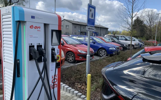 E.ON má ve Strakonicích první dobíječku elektromobilů, kde je možné platit kartou