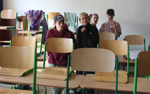 FOTO: Zahrada, polštáře k odpočinku, klec s ptáky. Jihlavská ScioŠkola ukázala nové prostory