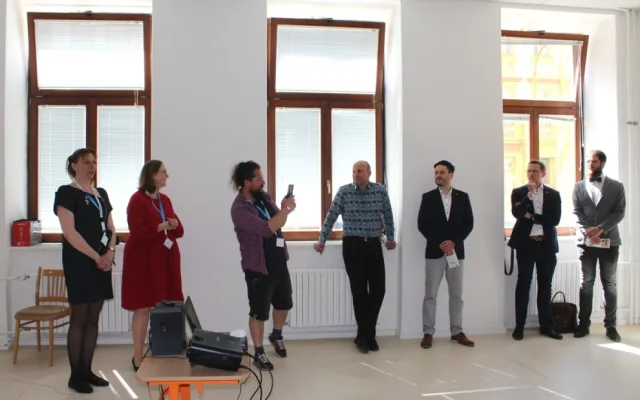 FOTO: Zahrada, polštáře k odpočinku, klec s ptáky. Jihlavská ScioŠkola ukázala nové prostory