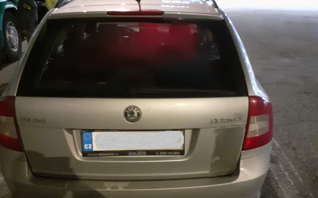 Auto plné drog. Dealera na D1 zadrželi kriminalisté, plastové sáčky vyndal i ze spodního prádla