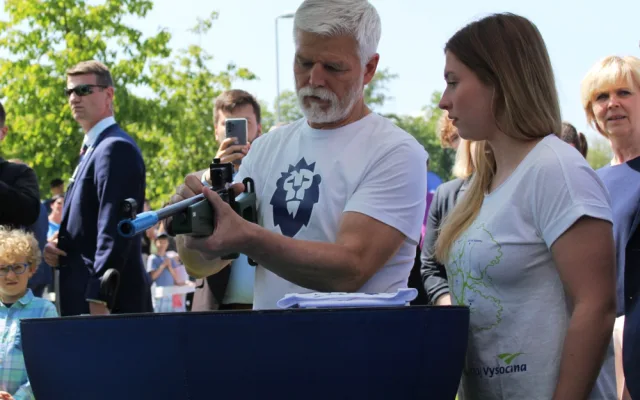 VIDEO: Prezident Pavel strávil odpoledne v Jihlavě aktivně, běžel štafetu a vyzkoušel i skateboard