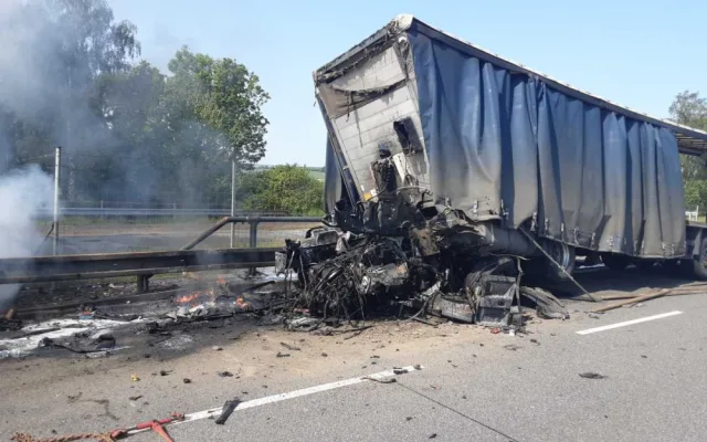 FOTO:Provoz na D1 částečně zastavila nehoda a požár náklaďáku. Došlo k masivnímu úniku nafty