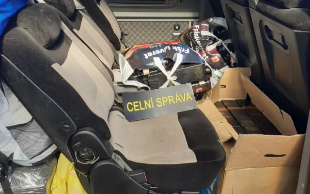 VIDEO: Rumun vezl přes Vysočinu 307 lahví nezdaněného alkoholu. Hrozí mu až pětimilionová pokuta