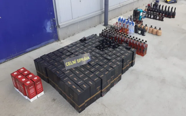 VIDEO: Rumun vezl přes Vysočinu 307 lahví nezdaněného alkoholu. Hrozí mu až pětimilionová pokuta