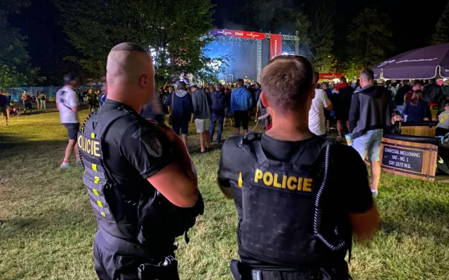 Sázavafest, den první. Silně opilý muž obtěžoval své okolí i hlídku, policie ho odvezla do Jihlavy na záchytku