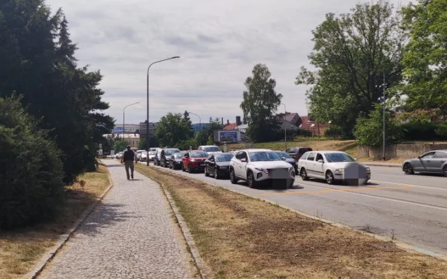Obrňte se trpělivostí, dnes ráno začala oprava na rušné křižovatce u Zverimexu. Je otevřený jen jeden pruh
