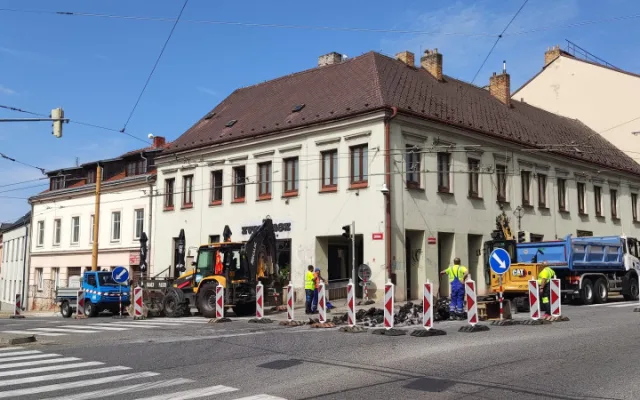 Obrňte se trpělivostí, dnes ráno začala oprava na rušné křižovatce u Zverimexu. Je otevřený jen jeden pruh