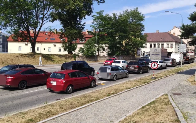 Obrňte se trpělivostí, dnes ráno začala oprava na rušné křižovatce u Zverimexu. Je otevřený jen jeden pruh