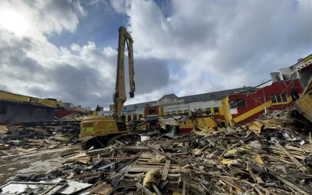 FOTO: Demolice jde podle plánu, za jediný týden je střecha pryč. Průběh bourání je možné sledovat díky webkamerám