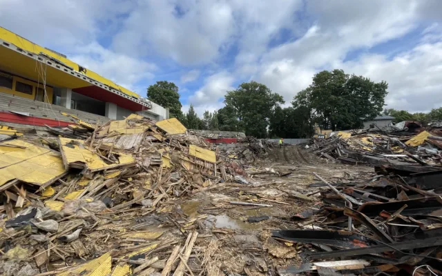 FOTO: Demolice jde podle plánu, za jediný týden je střecha pryč. Průběh bourání je možné sledovat díky webkamerám