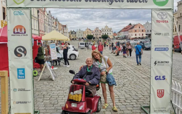 V pláštěnce nebo s deštníkem. Letošní deštivý Běh městem šťastných lásek přinesl skoro 400 tisíc korun
