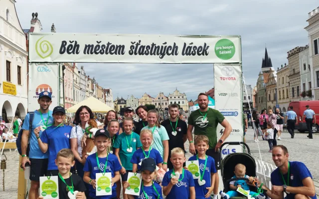 V pláštěnce nebo s deštníkem. Letošní deštivý Běh městem šťastných lásek přinesl skoro 400 tisíc korun