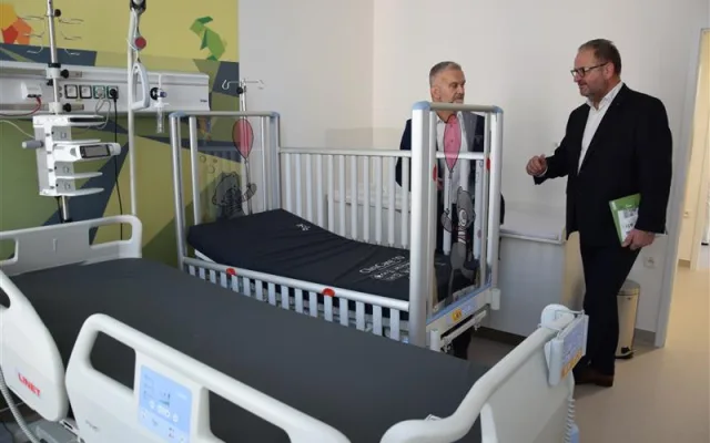 FOTO: Pelhřimovská nemocnice má nový Pavilon péče o rodinu. Podívejte se, jak to uvnitř vypadá