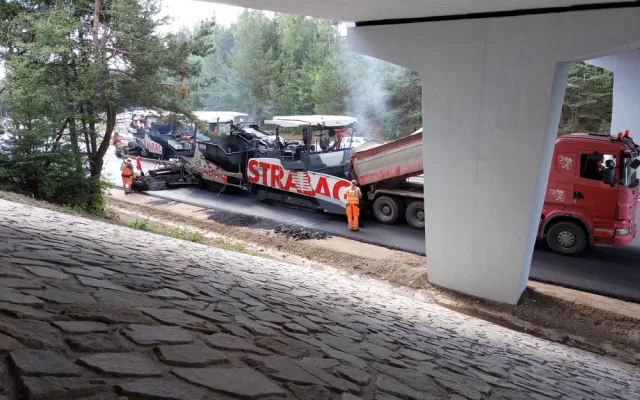 Přivaděč v Jihlavě má nový asfalt. Dělníci teď pracují na výměně středových svodidel