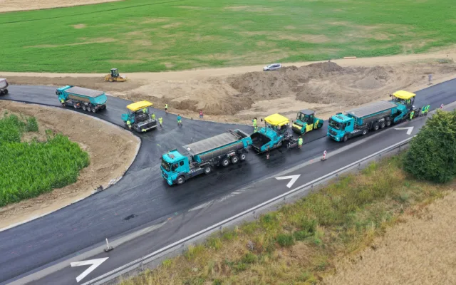 FOTO: Obávaná křižovatka u Zvěrkovic bude brzy bezpečnější. Silnice je širší a má nový povrch