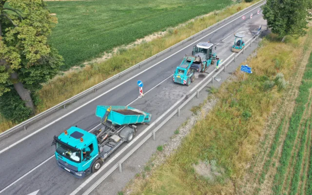 FOTO: Obávaná křižovatka u Zvěrkovic bude brzy bezpečnější. Silnice je širší a má nový povrch