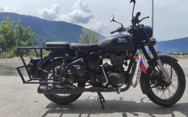 Koupil v Indii motorku a dojel na ní až do Čech, byla to strastiplná cesta s úředními nástrahami i pekelným počasím