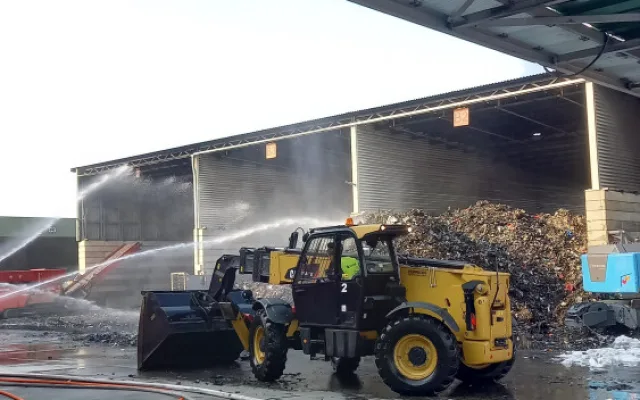 Příčinou nočního požáru v Enviropolu jsou zřejmě baterie, které zahořely v meziskladu, říká jihlavská firma
