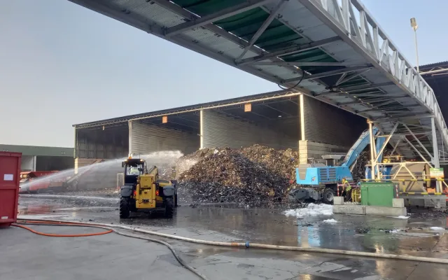 Příčinou nočního požáru v Enviropolu jsou zřejmě baterie, které zahořely v meziskladu, říká jihlavská firma