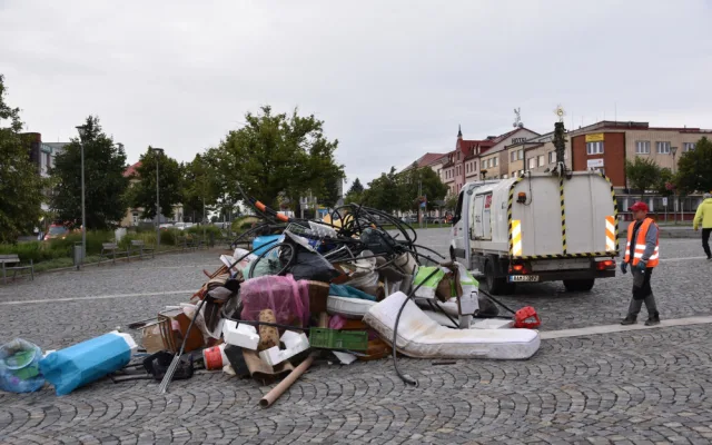 ANKETA: Trapný a ubohý krok města, chudáci turisté. Vystavený odpad na žďárském náměstí lidé hodnotí kriticky