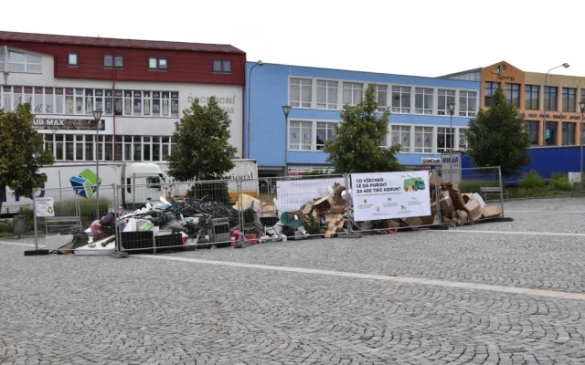 ANKETA: Trapný a ubohý krok města, chudáci turisté. Vystavený odpad na žďárském náměstí lidé hodnotí kriticky