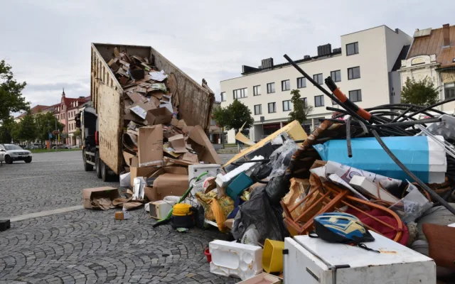 ANKETA: Trapný a ubohý krok města, chudáci turisté. Vystavený odpad na žďárském náměstí lidé hodnotí kriticky