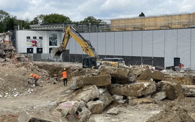 Demolice zimáku, měsíc po začátku. Zatím jsem všichni spokojeni, máme několik týdnů náskok, říká radní Beke