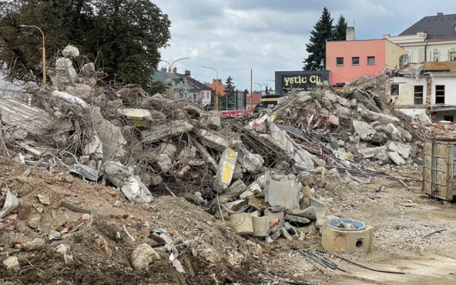 Demolice zimáku, měsíc po začátku. Zatím jsem všichni spokojeni, máme několik týdnů náskok, říká radní Beke