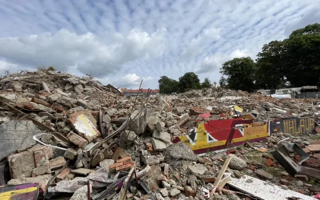 Demolice zimáku, měsíc po začátku. Zatím jsem všichni spokojeni, máme několik týdnů náskok, říká radní Beke