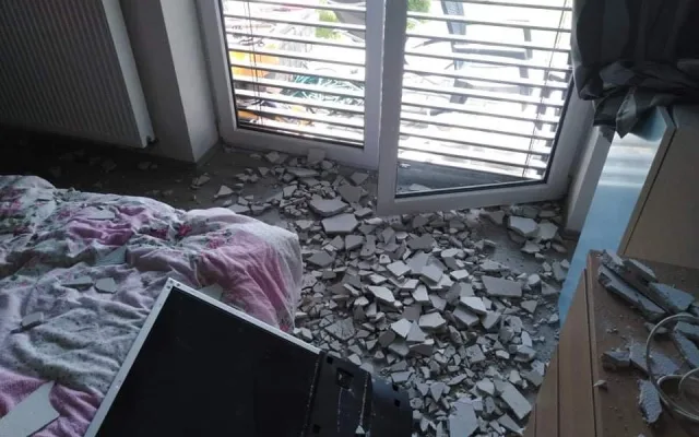 Obyvatelům Kainarovy ulice v Jihlavě padají stropy na hlavu. Situace je vážná, ale zhotovitel to neřeší, stěžují si