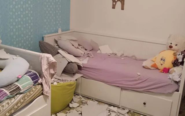 Obyvatelům Kainarovy ulice v Jihlavě padají stropy na hlavu. Situace je vážná, ale zhotovitel to neřeší, stěžují si