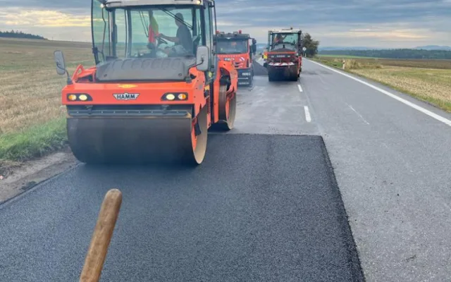 Oprava silnice na hranici krajů skončí o dva měsíce dřív. Nový povrch řidiči otestují už na konci října
