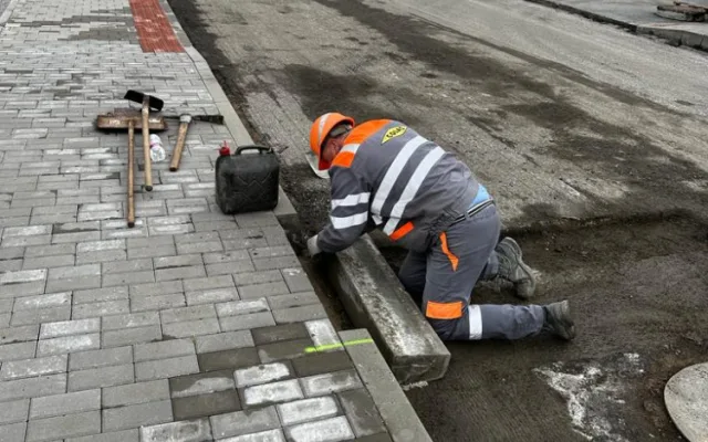 Oprava silnice na hranici krajů skončí o dva měsíce dřív. Nový povrch řidiči otestují už na konci října