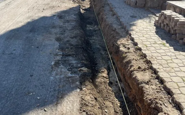 Oprava silnice na hranici krajů skončí o dva měsíce dřív. Nový povrch řidiči otestují už na konci října