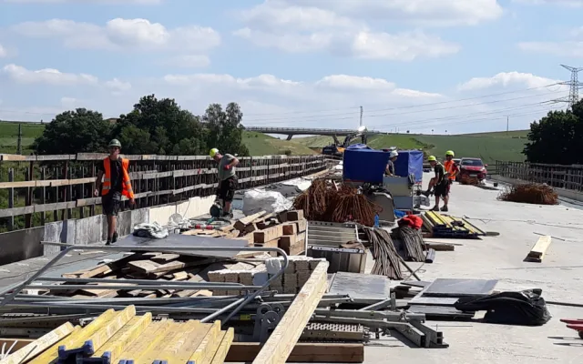 FOTO: Na nový obchvat Havlíčkova Brodu padne skoro 40 tisíc tun asfaltu. Hotový bude do Vánoc