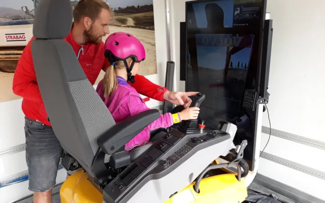 VIDEO: Na obchvat Brodu dorazili cyklisté, koloběžkáři i lidé s kočárky. Do Vánoc ho otestují už i řidiči v autech