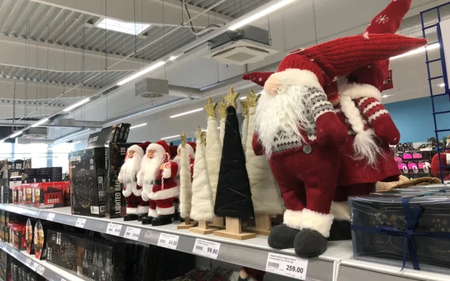 ANKETA: Za okny babí léto, v regálech Vánoce. Obchody v Jihlavě už nabízí soby, řetězy i ozdoby na stromek