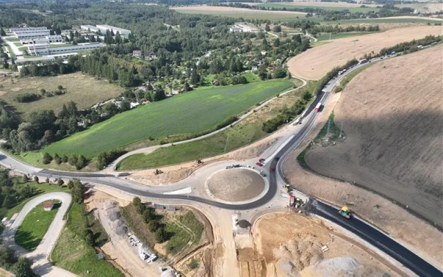 Od pondělí bez omezení. Řidiči na obchvatu Jihlavy naplno otestují dva nové kruhové objezdy