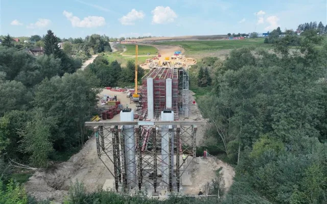 Od pondělí bez omezení. Řidiči na obchvatu Jihlavy naplno otestují dva nové kruhové objezdy