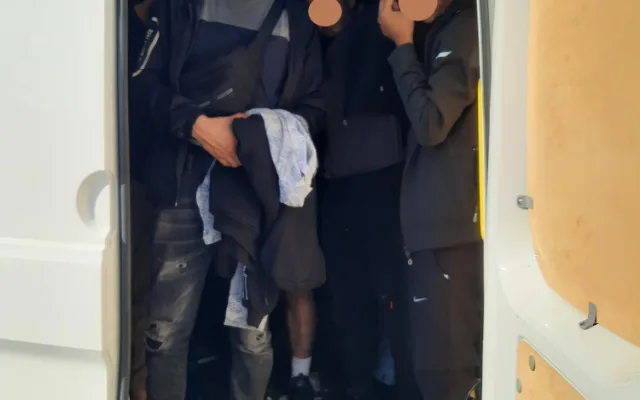 Bělorus převážel přes Vysočinu 33 migrantů. Vezl je v nelidských podmínkách, hrozí mu osmileté vězení