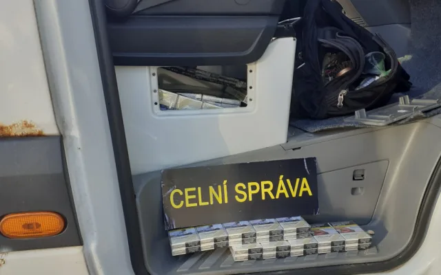 Tři Bulhaři přes Vysočinu nelegálně vezli 72 kartonů cigaret. Na parkovišti v Pávově o ně přišli