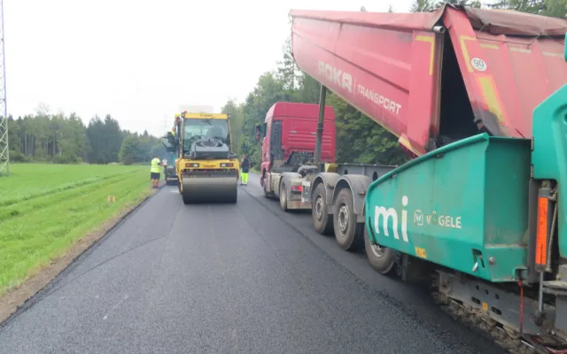 Rekonstrukce silnice na Havlíčkobrodsku jde do finále. Dělníci opravili výtluky, povrch a svodidla