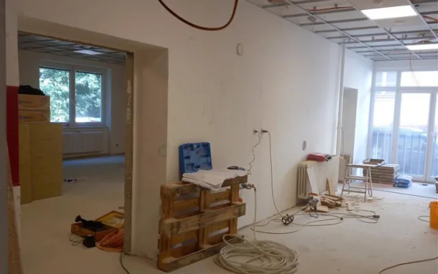 FOTO: Už brzy v novém. Dva domovy mládeže prochází modernizací, podívejte se na průběh rekonstrukce
