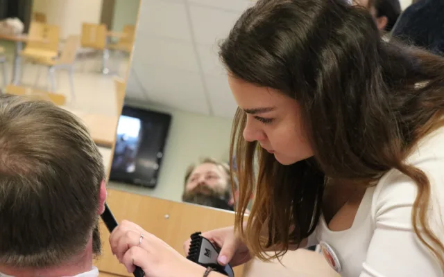Movember v novoměstské nemocnici. Vousáči v holírně podpoří výzkum a prevenci rakoviny prostaty a varlat