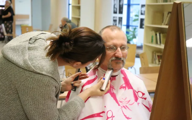 Movember v novoměstské nemocnici. Vousáči v holírně podpoří výzkum a prevenci rakoviny prostaty a varlat