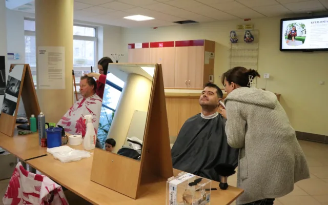 Movember v novoměstské nemocnici. Vousáči v holírně podpoří výzkum a prevenci rakoviny prostaty a varlat