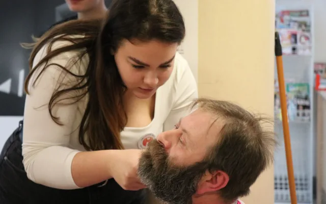 Movember v novoměstské nemocnici. Vousáči v holírně podpoří výzkum a prevenci rakoviny prostaty a varlat